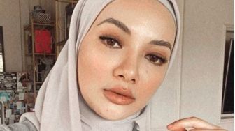 Dianggap Kembaran Gigi Hadid, Simak Gaya Hijab Model Malaysia Ini