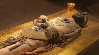 Arkeolog Temukan Mumi Mesir yang Dikubur Bersama Jimat dan Bola
