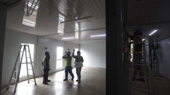 Pekerja menyelesaikan proyek rumah sakit rujukan virus Corona di kompleks Universitas Pertamina, Simprug, Jakarta, Sabtu (2/5). [Suara.com/Angga Budhiyanto]