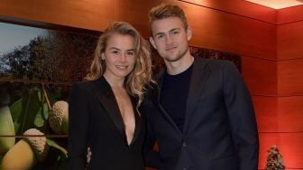 Cuma Pakai Bikini, Kekasih Matthijs de Ligt Santai Tidur di Atas Sofa