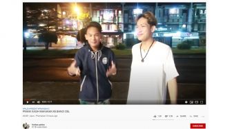 Keji! YouTuber Ferdian Paleka Prank Waria Kasih Sembako Isi Batu dan Sampah