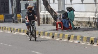 Ojek sepeda ontel melintas di kawasan Kota Tua, Jakarta Barat, Minggu (3/5). [Suara.com/Alfian Winanto]
