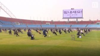 Dalam Rangka Social Distancing, Korea Selatan Gelar Ujian di Lapangan