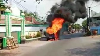 Minibus Pengangkut BBM di Probolinggo Terbakar