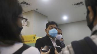 Kuasa hukum Muhammad Said Didu, Letkol (Purn) Helvis menjawab pertanyaan dari wartawan usai menjalani pemeriksaan di Bareskrim Polri, Jakarta, Senin (4/5). [Suara.com/Angga Budhiyanto]