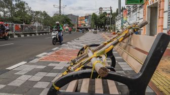 Pengemudi ojek daring menunggu penumpang di Rawamangun, Jakarta Timur, Senin (4/5). [Suara.com/Alfian Winanto]