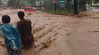 Cerita Detik-detik Mobil Hanyut dan Rumah Hancur di Terjang Banjir Cilegon