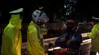 Hari ke-7 PSBB Surabaya Raya, Banyak Masyarakat Masih Ngotot Ingin Masuk