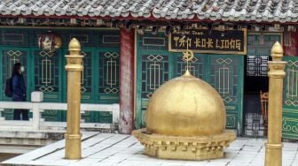 Warga melihat arsitektur bangunan Masjid Jami Tan Kok Liong di Kampung Bulak Rata, Cibinong, Kabupaten Bogor, Jawa Barat, Senin (4/5). [ANTARAFOTO/Yulius Satria Wijaya]