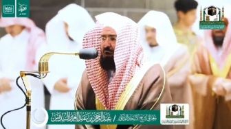 Viral Video Syekh As-Sudais Menangis Tersedu Imami Tarawih di Depan Ka'bah