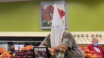 Viral Pakai Topeng Ku Klux Klan ke Supermarket, Pria Ini Jadi Sorotan