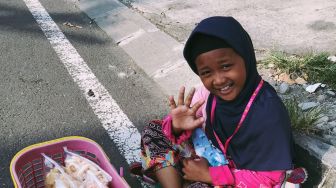 Viral Gadis Cilik Penjual Jajan di Jogja, Netizen: Senyumnya Luar Biasa!