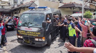 Ambulans yang membawa jenazah Penyanyi Didi Kempot keluar dari Rumah Sakit Kasih Ibu, Solo, Jawa Tengah, Selasa (5/5). [ANTARA FOTO/Mohammad Ayudha]