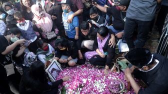 Kerabat meratapi pusara almarhum penyanyi campursari Dionisius Prasetyo atau Didi Kempot sesuasi dimakamkan di Tempat Pemakaman Umum Desa Majasem, Ngawi, Jawa Timur, Selasa (5/5). [ANTARA FOTO/Joni Pratama]
