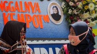Pelayat melintas di depan karangan bunga duka cita almarhum Didi Kempot di rumah duka Sumber, Solo, Jawa Tengah, Selasa (5/5). [ANTARA FOTO/Mohammad Ayudha]