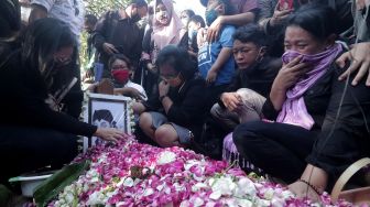 Isak Tangis Iringi Pemakaman Didi Kempot