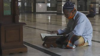 Umat Islam membaca Al-Quran di Masjid Al-Munawwar pada bulan suci Ramadhan di Pancoran, Jakarta, Selasa (5/5).  [Suara.com/Angga Budhiyanto]
