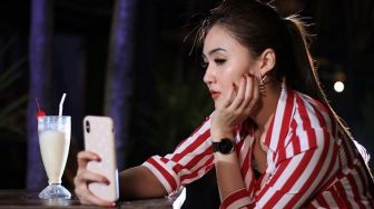 Gabut, Begini Aksi Kocak Nella Kharisma Berkaca Menggunakan Alat Masak