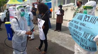 Pakai Hazmat, MCCC Surabaya Tuntut Pemkot dan Pemprov Setop Perselisihan