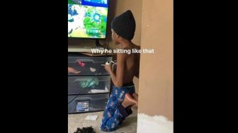 Bocah Main Game dengan Posisi Seperti Ini, Warganet Auto Bingung