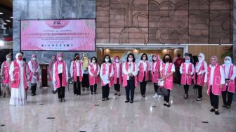 Persaudaraan Istri Anggota DPR Bagikan Paket Sembako