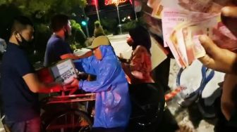 Sindir  Ferdian Paleka, Crazy Rich Surabaya Bagikan Kardus Isi Uang