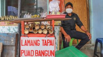 Pedagang menjajakan lemang yang sudah matang di Kramat Raya, Senen, Jakarta Pusat, Rabu (6/5). [Suara.com/Alfian Winanto]