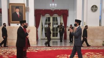 Presiden Joko Widodo (kanan) memberikan salam kepada Kepala Badan Nasional Penanggulangan Terorisme (BNPT) yang baru dilantik Irjen Pol Boy Rafi Amar (kiri) usai upacara pelantikan di Istana Negara, Jakarta, Rabu (6/5). [ANTARA FOTO/Akbar Nugroho Gumay]