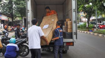 Petugas ekspedisi memasukkan paket barang kedalam truk untuk selanjutnya dikirim dengan kereta api di Pasar Senen, Jakarta Pusat, Rabu (6/5). [Suara.com/Alfian Winanto]