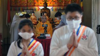 Umat Buddha mengikuti ibadah Puja Bakti Waisak 2564 BE/2020 di Vihara Dhanagun, Suryakencana, Kota Bogor, Jawa Barat, Kamis (7/5). [ANTARA FOTO]