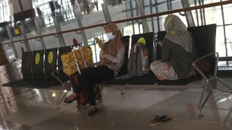 Sejumlah calon penumpang menunggu di Terminal 3 Bandara Soekarno Hatta, Tangerang, Banten, Kamis (7/5). [Suara.com/Angga Budhiyanto] 
