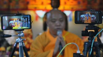 Biksu Bhante Nyanagupta memimpin ibadah Puja Bakti Waisak 2564 BE/2020 di Vihara Dhanagun, Suryakencana, Kota Bogor, Jawa Barat, Kamis (7/5). [ANTARA FOTO]