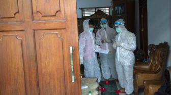 Petugas medis dari Rumah Sunat dr Mahdian bersiap mengkhitan di rumah pasien di Gaga, Ciledug, Tangerang Selatan, Banten, Jumat (8/5). [ANTARA FOTO/Aditya Pradana Putra]