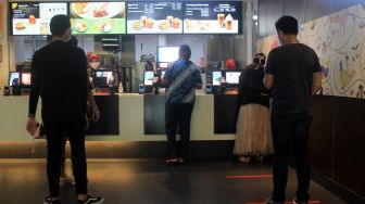 Pengunjung mengantri memesan makanan di McDonalds Sarinah Thamrin, Jakarta, Jumat (8/5).  [Suara.com/Oke Atmaja]
