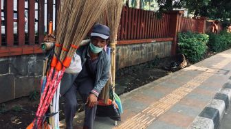 Kisah Penjaja Sapu Lidi saat Corona, Tempuh 79 Kilometer Demi Sesuap Nasi