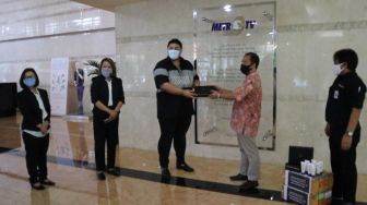 Ivan Gunawan dan Kosmetikatama Super Indah Beri Bantuan Hand Sanitizer