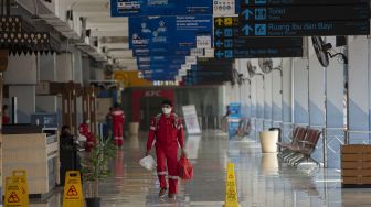 Warga berjalan di Bandara Halim Perdanakusuma yang sepi di Jakarta, Kamis (7/5). [ANTARA FOTO/Aditya Pradana Putra]