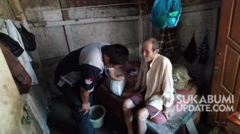 Tujuh Tahun Katarak, Kakek Asik di Simpenan Sukabumi Tinggal di Gubuk