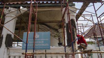 Pekerja menyelesaikan perawatan gerbang Masjid Gede Kauman di Yogyakarta, Sabtu (9/5). [ANTARA FOTO/Hendra Nurdiyansyah]