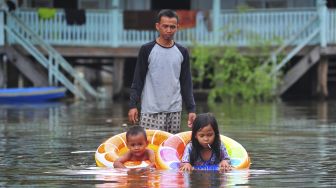 Unik! Warga Manfaatkan Banjir untuk Belajar Berenang