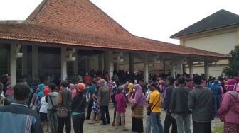 Tanpa Pengawasan DInkes, Pembagian BLT di Wates Abaikan Protokol Kesehatan