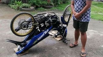 Niatnya Pamer Gaya Kekinian, Yang Terjadi Pada Motor Bocah ini Bikin Ngenes