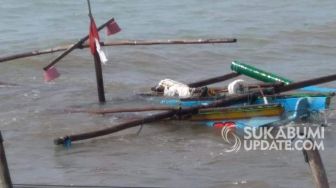 Disapu Gelombang Tinggi, Perahu Nelayan Ujunggenteng Sukabumi Hancur