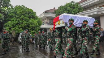 Prajurit mengangkat peti jenazah Jendral TNI (Purn) Djoko Santoso di rumah duka, Bambu Apus, Jakarta Timur, Minggu (10/5). [Suara.com/Alfian Winanto]