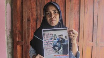 Rika, kakak perempuan dari Sepri (24), salah satu Anak Buah Kapal (ABK) Long Xing 629 menunjukkan foto adiknya di Desa Serdang Menang, Sirah Pulau Padang, Kabupaten Ogan Komering Ilir, Sumatera Selatan, Sabtu (9/5).  ANTARA FOTO/Triyan Wahyudi