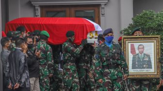 Suasana  upacara pelepasan jenazah Jendral TNI (Purn) Djoko Santoso di rumah duka, Bambu Apus, Jakarta Timur, Minggu (10/5).  [Suara.com/Alfian Winanto]