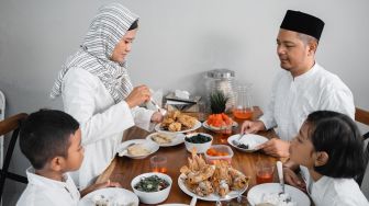Susah Bangunkan Anak Saat Sahur di Bulan Ramadhan, Ini Tipsnya