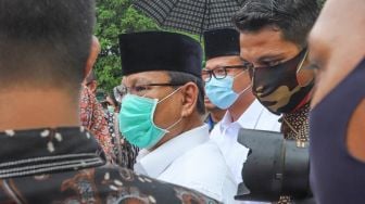 Menhan Prabowo Subianto melayat jenazah Mantan Panglima TNI Jenderal TNI (Purn) Djoko Santoso di rumah duka kawasan Bambu Apus Raya, Jakarta Timur, Minggu (10/5).  [Suara.com/Alfian Winanto]
