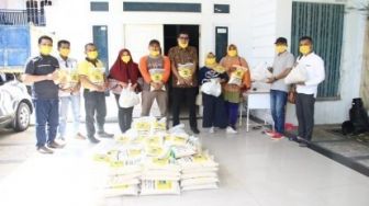 Parisman Bagikan Sembako 250 Paket Untuk Guru dan Alumni