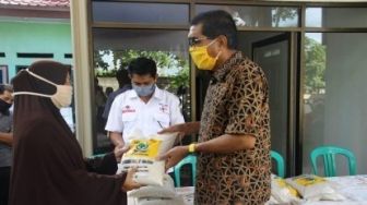 Parisman Salurkan 5 Ton Beras Untuk Sejumlah Warga Pekanbaru